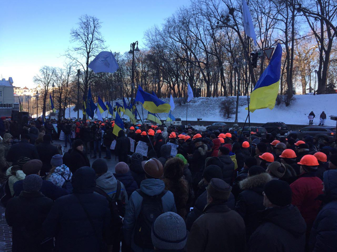 Більше тисячі промисловців вимагають від Гройсмана повернути держзамовлення